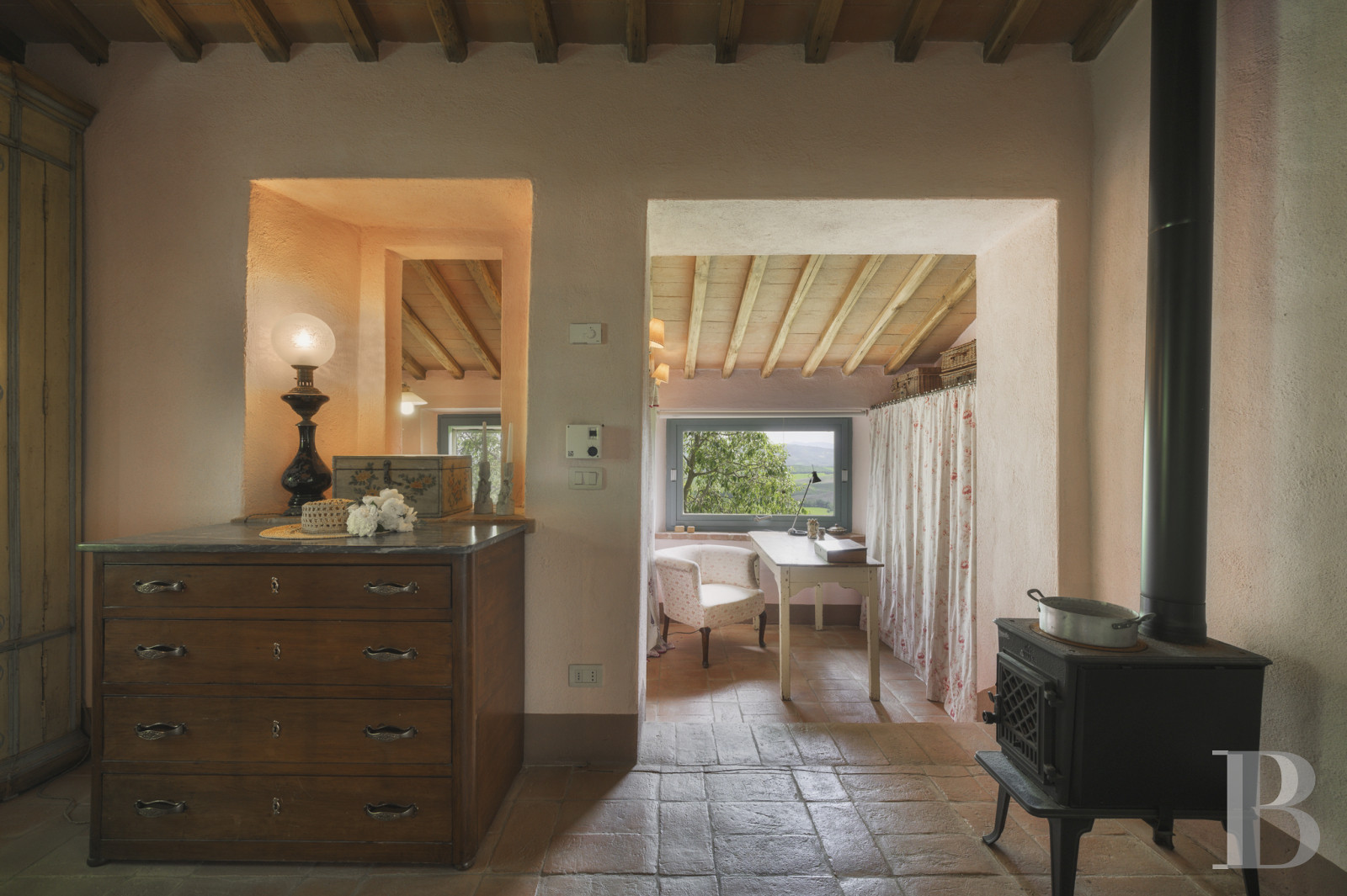 An old olive grove farmhouse restored to its former glory, overlooking the countryside in the Val d'Orcia in Tuscany - photo  n°30